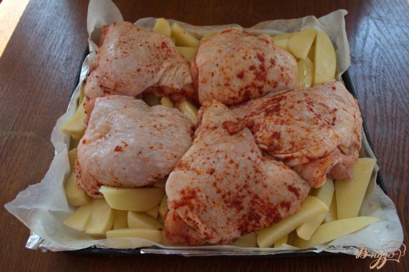 Фото приготовление рецепта: Бедрышки куриные на картофеле в духовке шаг №3