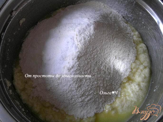 Фото приготовление рецепта: Творожные оладьи с карамельным соусом шаг №2