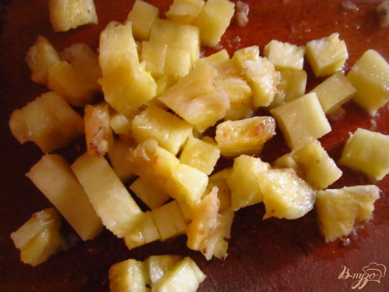 Фото приготовление рецепта: Салат с курицей, оливками и ананасами шаг №3
