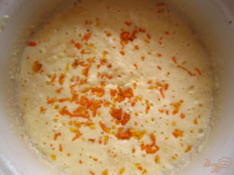Фото приготовление рецепта: Пасхальный кулич с цедрой апельсина и ароматом мартини шаг №7