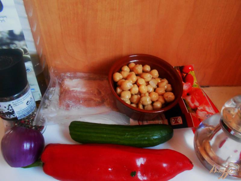 Фото приготовление рецепта: Салат с нутом и беконом шаг №1