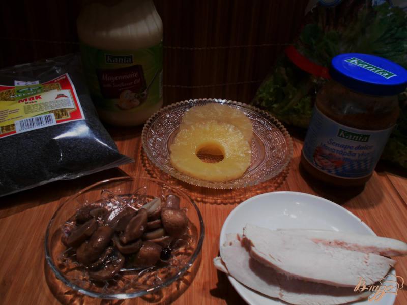 Фото приготовление рецепта: Салат из куриного филе и ананаса с оригинальной заправкой. шаг №1