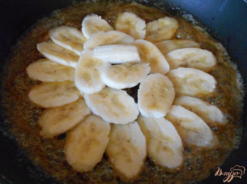 Фото приготовление рецепта: Банановый тарт-перевертыш с финиками шаг №4