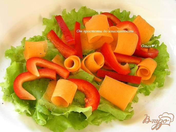Фото приготовление рецепта: Салат из моркови и сладкого перца с мандаринами и кедровыми орешками шаг №2