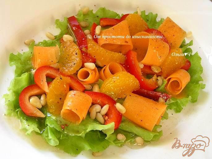 Фото приготовление рецепта: Салат из моркови и сладкого перца с мандаринами и кедровыми орешками шаг №3