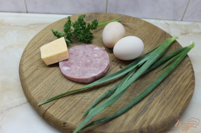 Фото приготовление рецепта: Омлет с сыром, ветчиной и зеленью шаг №1