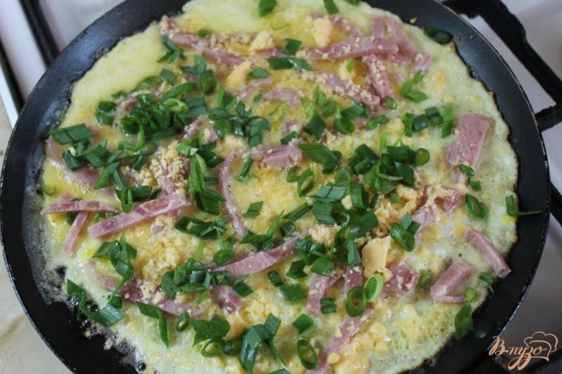Фото приготовление рецепта: Омлет с сыром, ветчиной и зеленью шаг №6