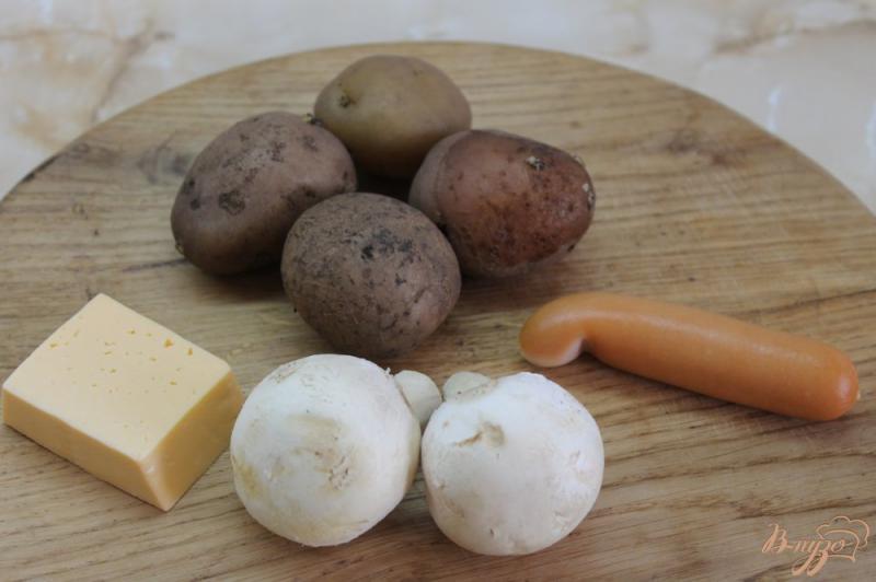 Фото приготовление рецепта: Картофель с колбасно - грибной начинкой под сыром шаг №1