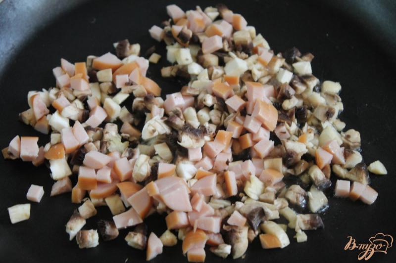 Фото приготовление рецепта: Картофель с колбасно - грибной начинкой под сыром шаг №4