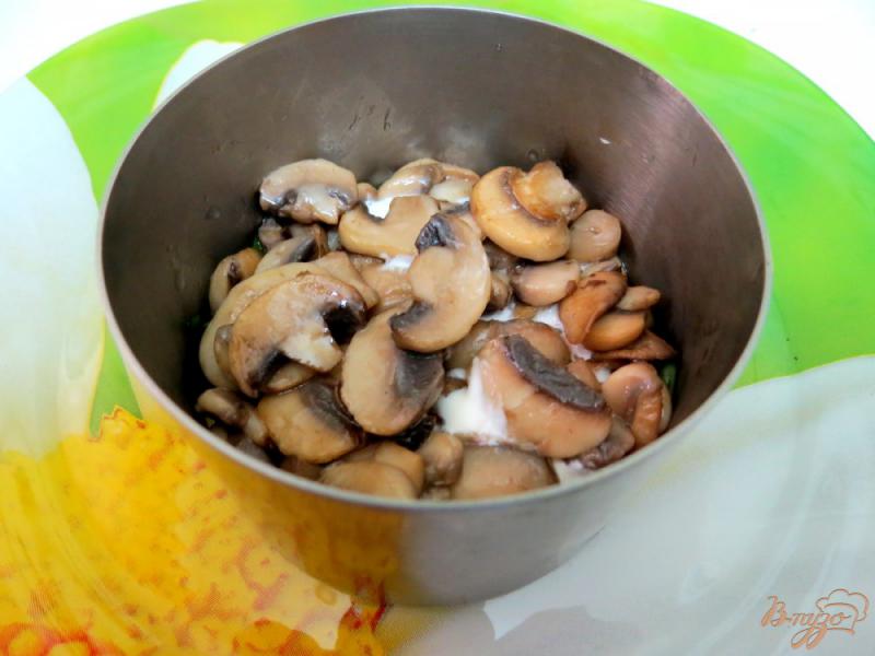 Фото приготовление рецепта: Салат из черемши, копч. окорочка и грибов. шаг №10