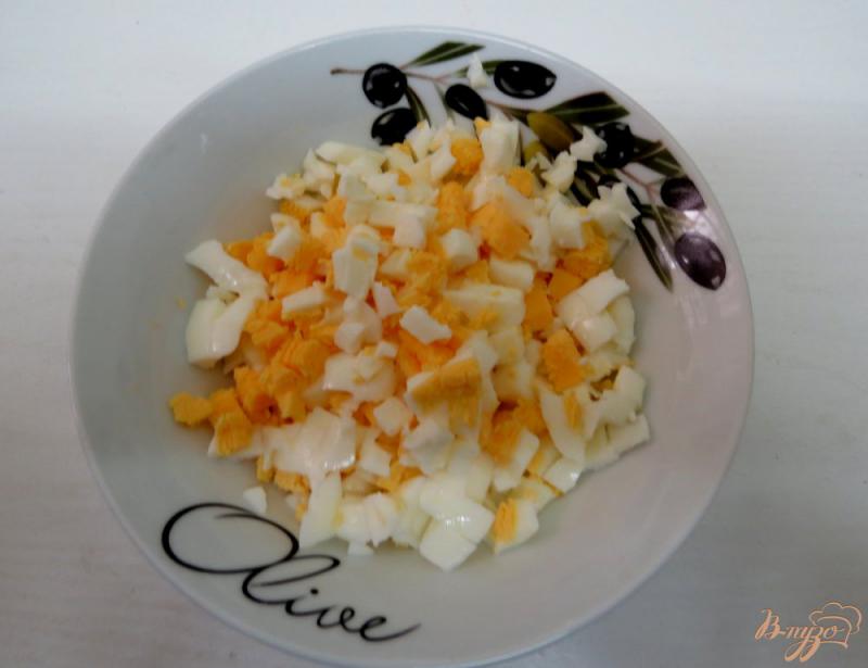 Фото приготовление рецепта: Салат из черемши, копч. окорочка и грибов. шаг №7