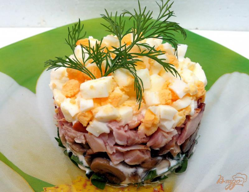 Фото приготовление рецепта: Салат из черемши, копч. окорочка и грибов. шаг №12