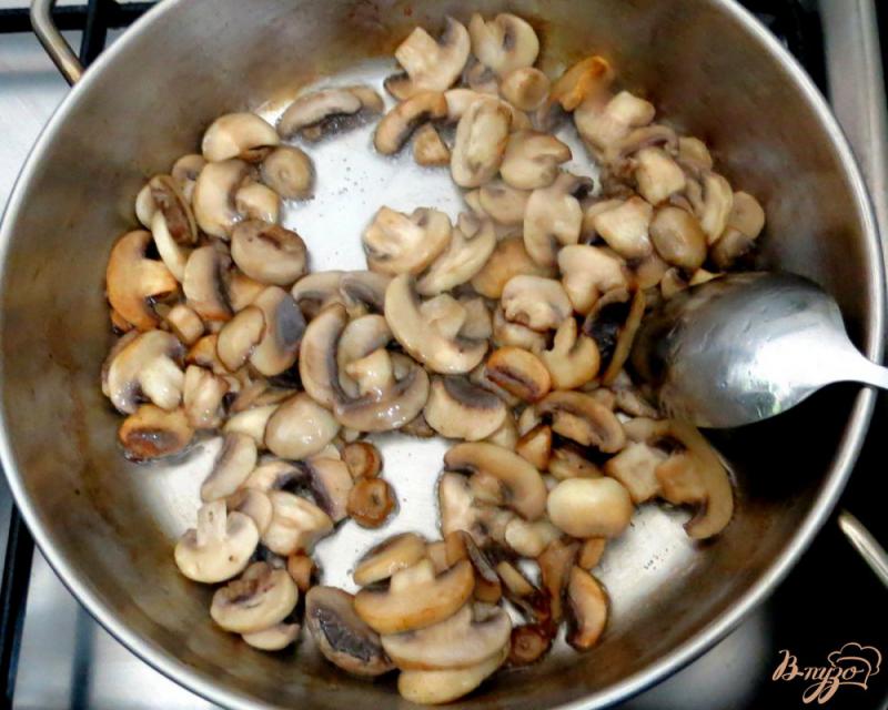 Фото приготовление рецепта: Салат из черемши, копч. окорочка и грибов. шаг №2