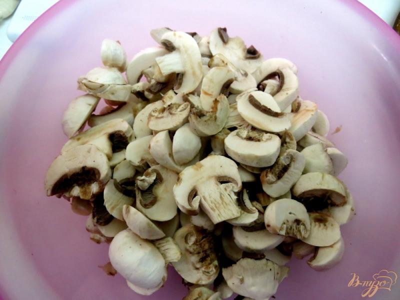 Фото приготовление рецепта: Салат из черемши, копч. окорочка и грибов. шаг №1