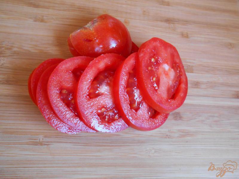 Фото приготовление рецепта: Салат помидорный с оливковой пастой шаг №2