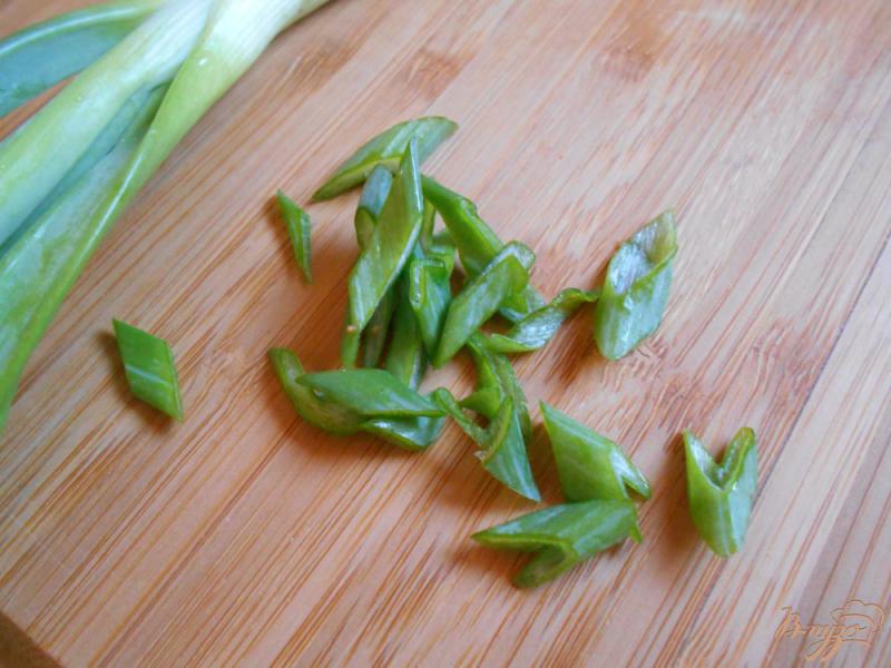 Фото приготовление рецепта: Салат помидорный с оливковой пастой шаг №4