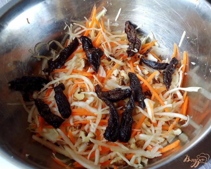 Фото приготовление рецепта: Овощной салат с рисом,черносливом и орехами шаг №4