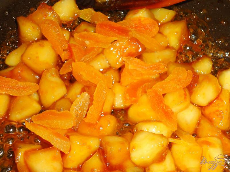 Фото приготовление рецепта: Крамбль яблочный с курагой и абрикосовым пюре шаг №5