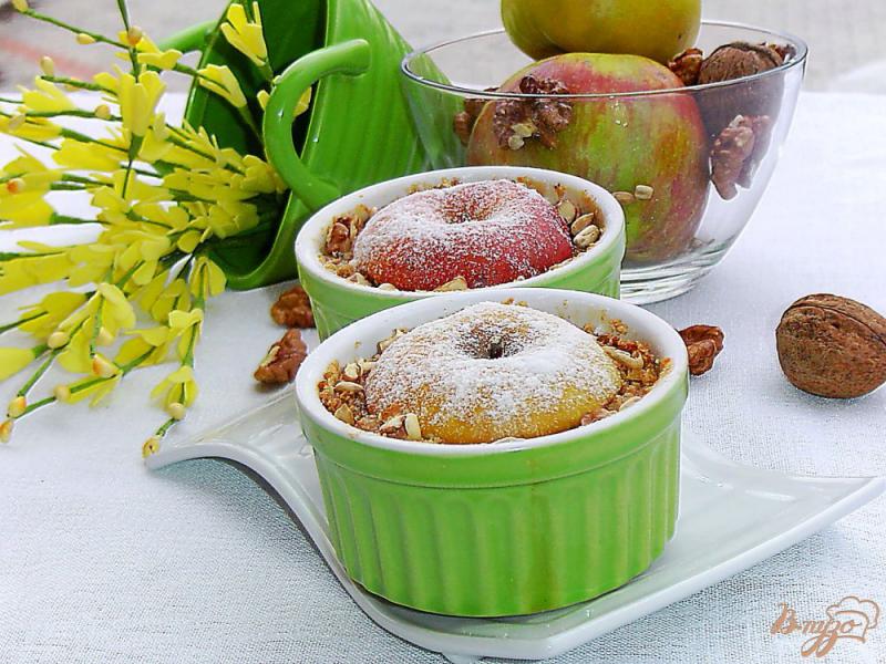Фото приготовление рецепта: Крамбль яблочный с курагой и абрикосовым пюре шаг №10