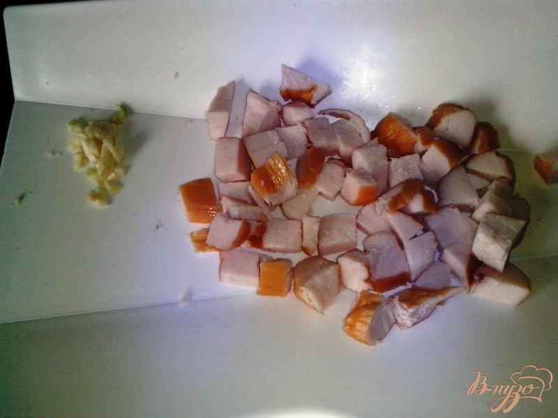Фото приготовление рецепта: Салат «Нежный» с копчёным куриным филе шаг №2