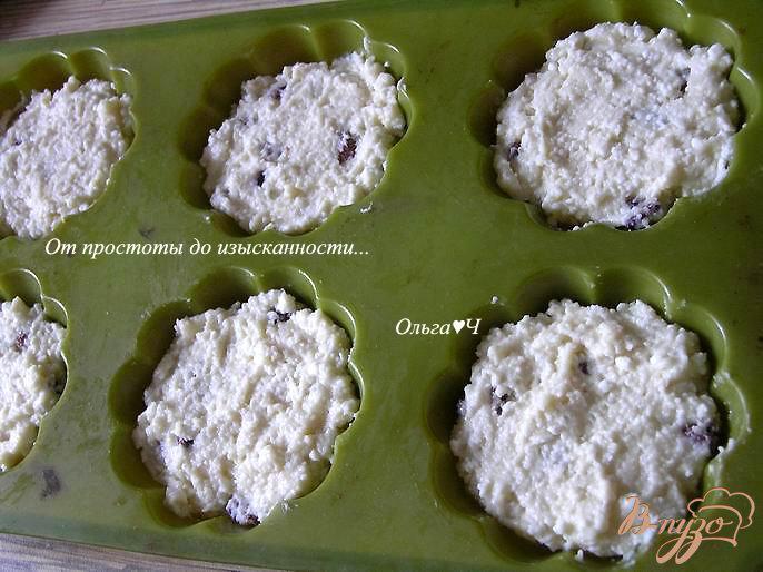 Фото приготовление рецепта: Творожные кексы с земляникой шаг №3