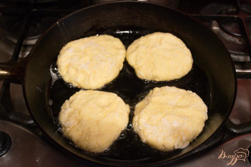 Фото приготовление рецепта: Домашние сырники с смородиновым вкусом. шаг №5