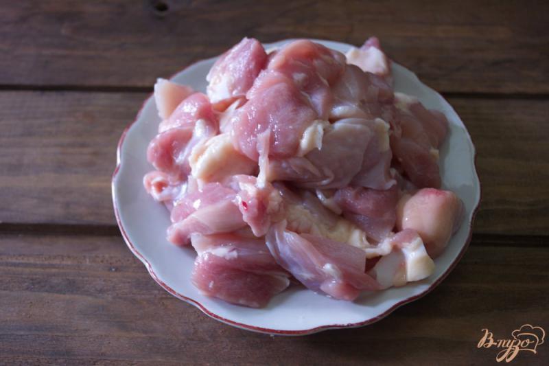Фото приготовление рецепта: Картошка , тушеная с курицей в кастрюле шаг №3