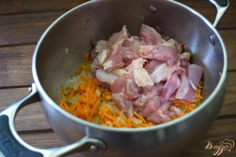 Фото приготовление рецепта: Картошка , тушеная с курицей в кастрюле шаг №5