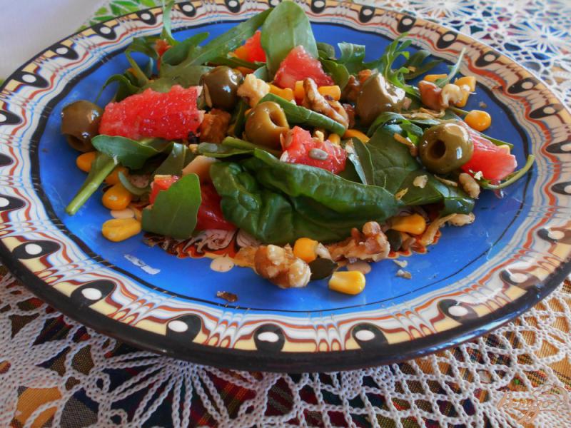 Фото приготовление рецепта: Салат с грейфрутом, шпинатом и семечками шаг №4