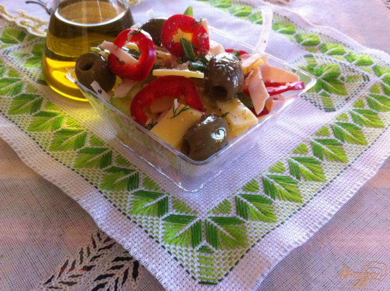 Фото приготовление рецепта: Салат с ветчиной и сыром шаг №6