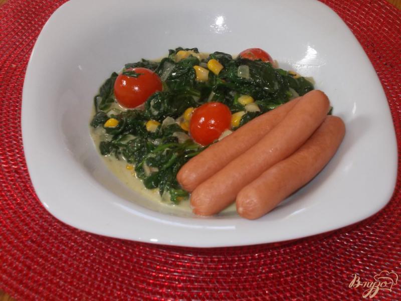 Фото приготовление рецепта: Сливочный шпинат с сосисками шаг №7