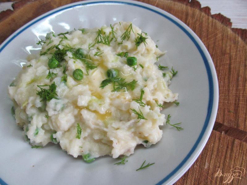 Фото приготовление рецепта: Картофель с луком порей и горошком шаг №8