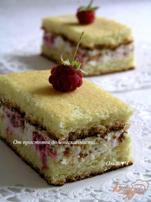 Фото приготовление рецепта: Бисквитное пирожное с малиной шаг №6
