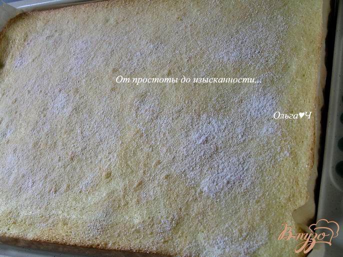 Фото приготовление рецепта: Бисквитное пирожное с малиной шаг №3