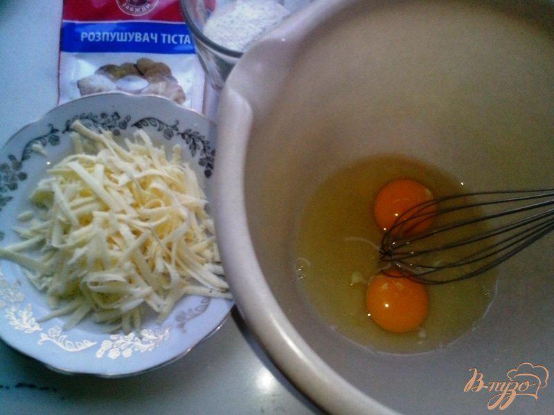 Фото приготовление рецепта: Пирог из пекинской капусты с ветчиной и сыром шаг №4