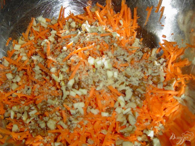 Фото приготовление рецепта: Морковный салат с орехами и чесноком шаг №3