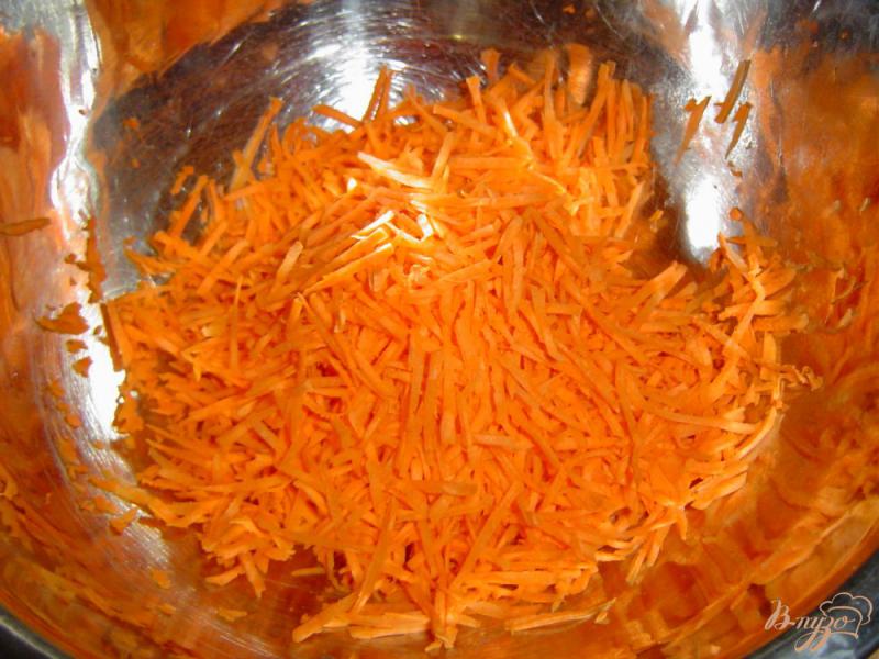 Фото приготовление рецепта: Морковный салат с орехами и чесноком шаг №1