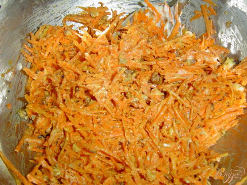 Фото приготовление рецепта: Морковный салат с орехами и чесноком шаг №4