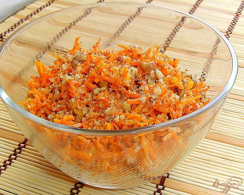 Фото приготовление рецепта: Морковный салат с орехами и чесноком шаг №5