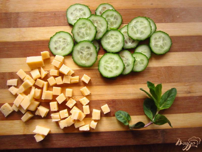 Фото приготовление рецепта: Салат с сыром и зеленью с мятно-лимонной заправкой шаг №4