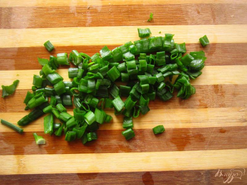 Фото приготовление рецепта: Салат с сыром и зеленью с мятно-лимонной заправкой шаг №3