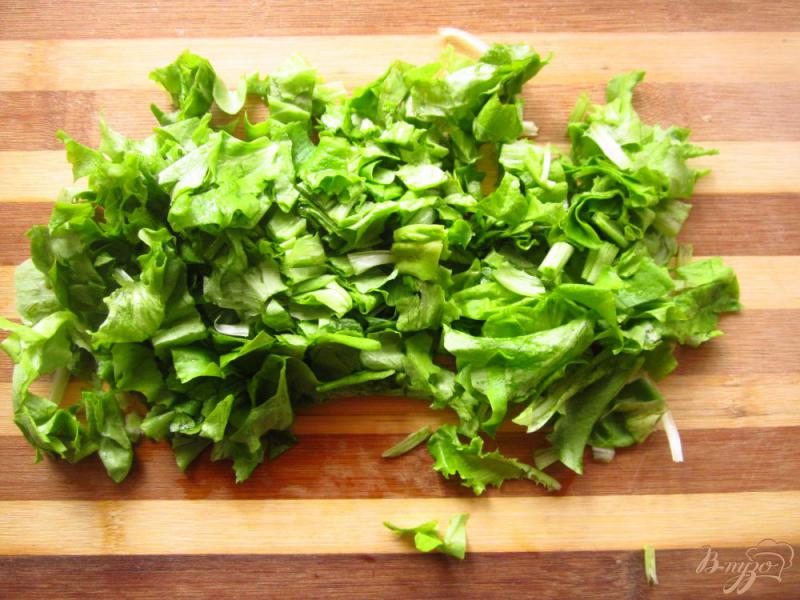 Фото приготовление рецепта: Салат с сыром и зеленью с мятно-лимонной заправкой шаг №2