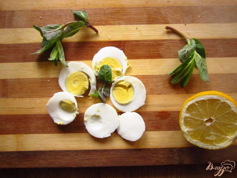 Фото приготовление рецепта: Салат с сыром и зеленью с мятно-лимонной заправкой шаг №5