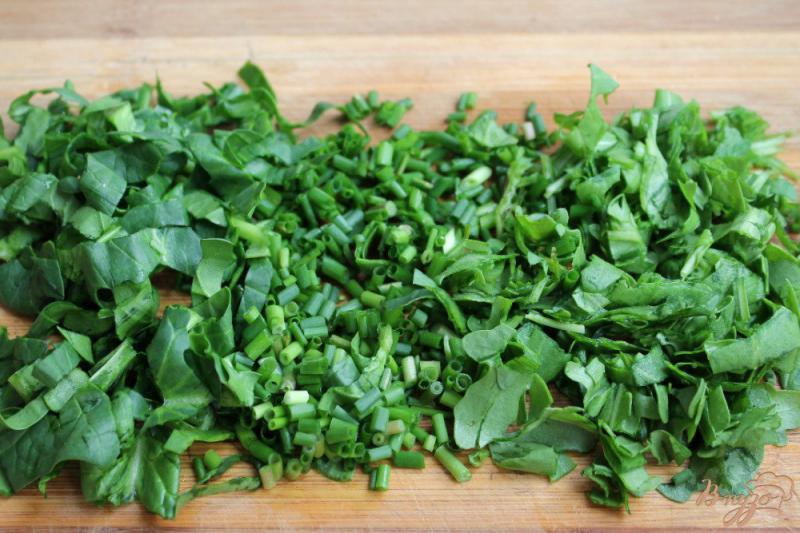 Фото приготовление рецепта: Рыбный салат с зеленью, сыром  и каперсами шаг №2