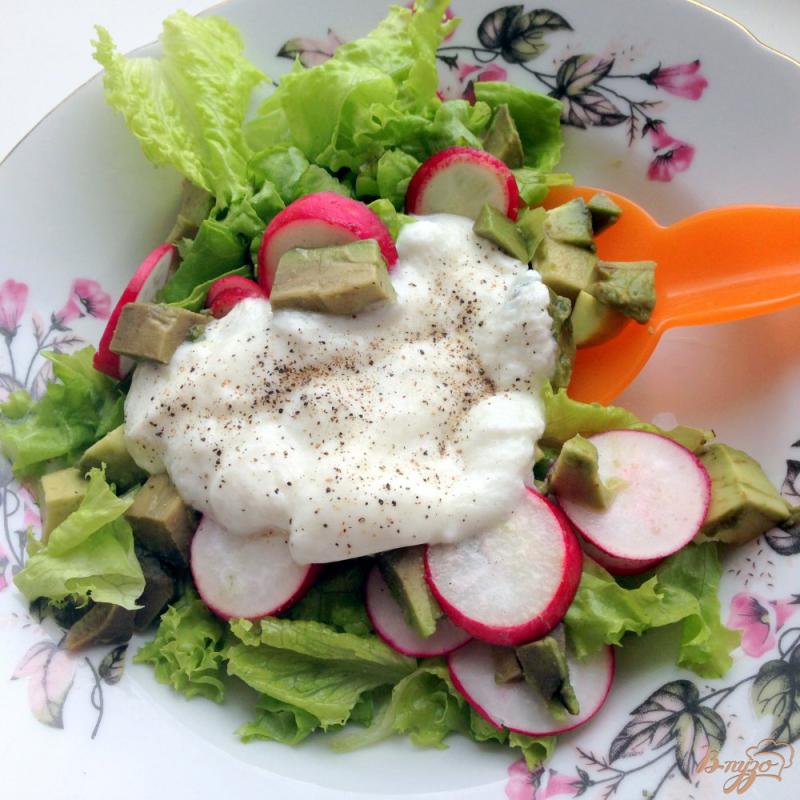 Фото приготовление рецепта: Салат с авокадо и редисом шаг №4