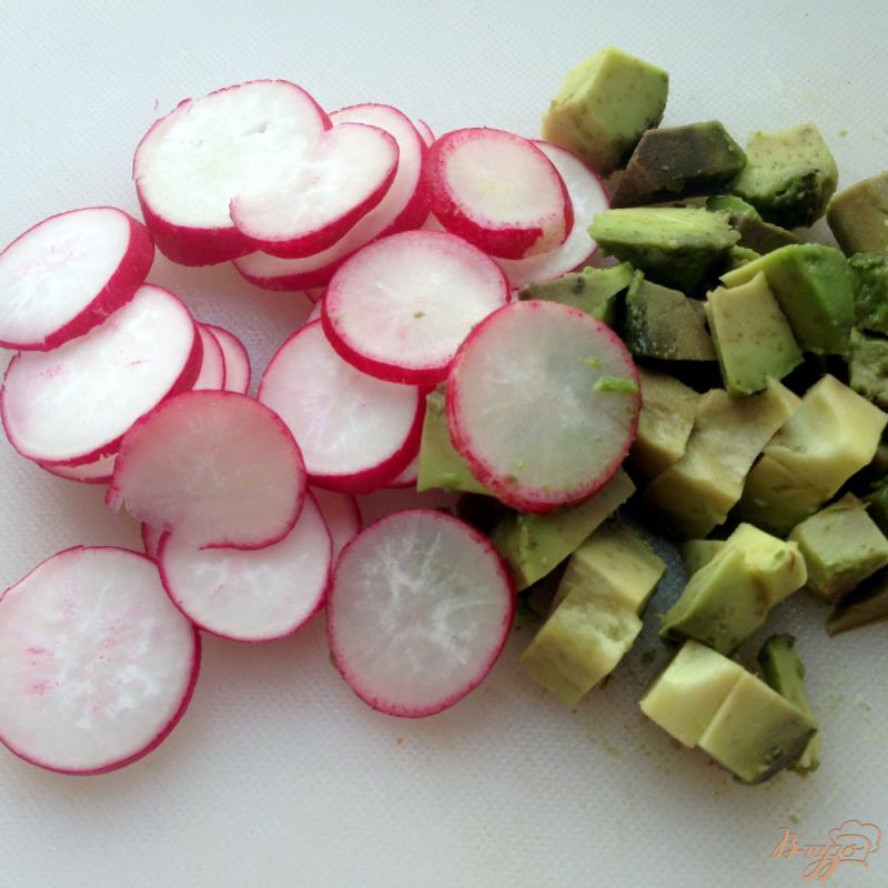 Фото приготовление рецепта: Салат с авокадо и редисом шаг №2