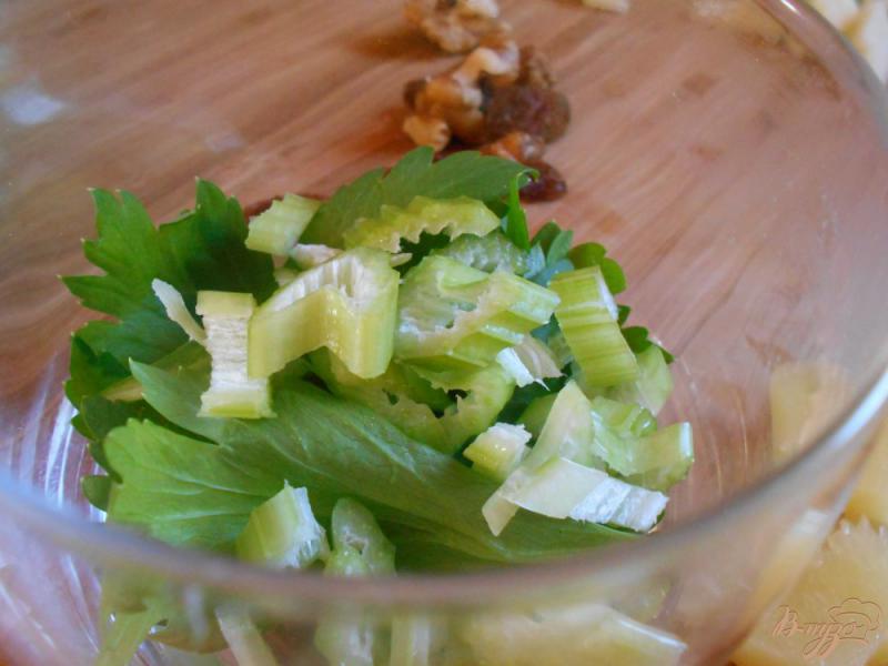 Фото приготовление рецепта: Салат с яблоком, сельдереем и сыром шаг №7