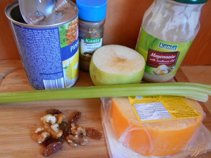 Фото приготовление рецепта: Салат с яблоком, сельдереем и сыром шаг №1