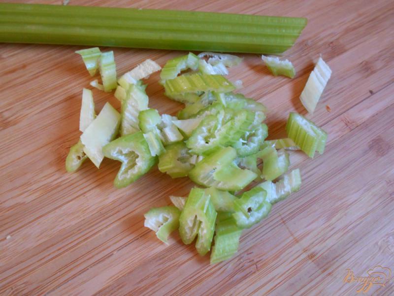Фото приготовление рецепта: Салат с яблоком, сельдереем и сыром шаг №2