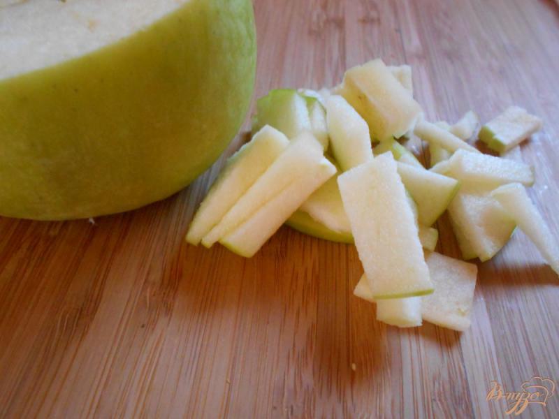 Фото приготовление рецепта: Салат с яблоком, сельдереем и сыром шаг №3